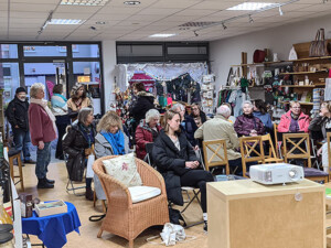 Der Weltladen füllt sich